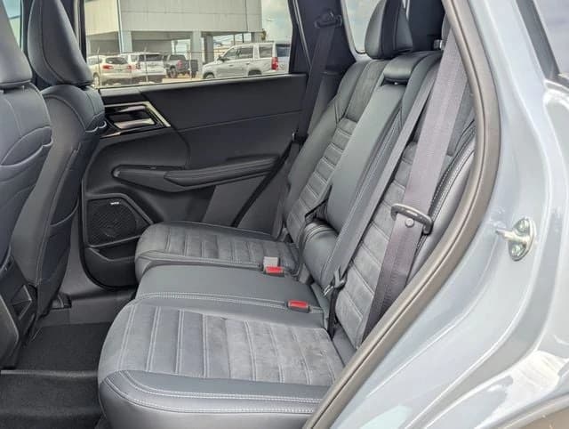 Mitsubishi Outlander SE FWD 2026 — side view