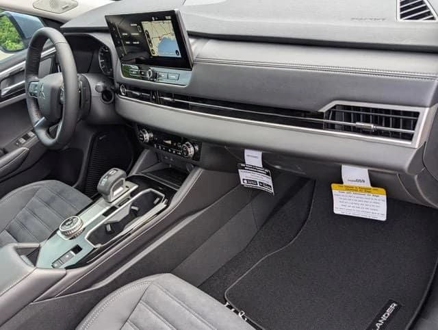 Mitsubishi Outlander SE FWD 2026 — side view