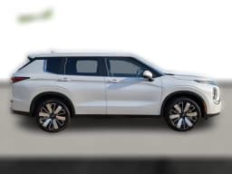 Mitsubishi Outlander SE FWD 2026 — side view