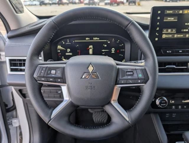 Mitsubishi Outlander SE FWD 2026 — side view
