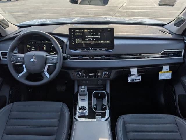 Mitsubishi Outlander SE FWD 2026 — side view