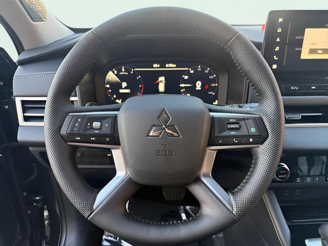 Mitsubishi Outlander SE FWD 2026 — side view