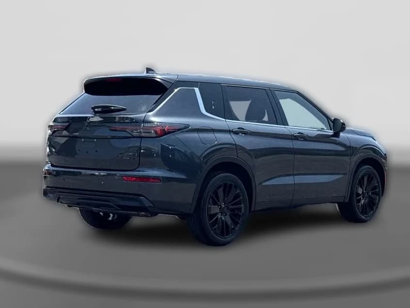 Mitsubishi Outlander SE FWD 2026 — side view
