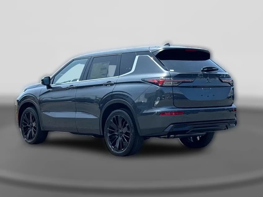 Mitsubishi Outlander SE FWD 2026 — side view