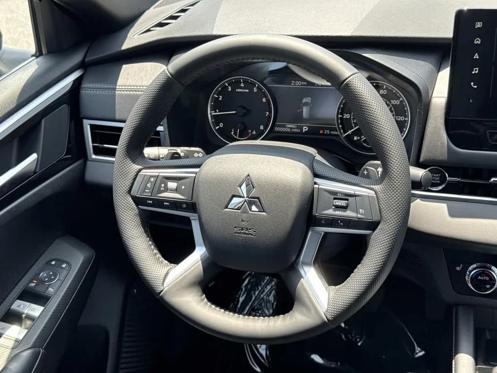 Mitsubishi Outlander SE FWD 2026 — side view