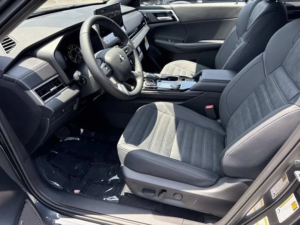 Mitsubishi Outlander SE FWD 2026 — side view