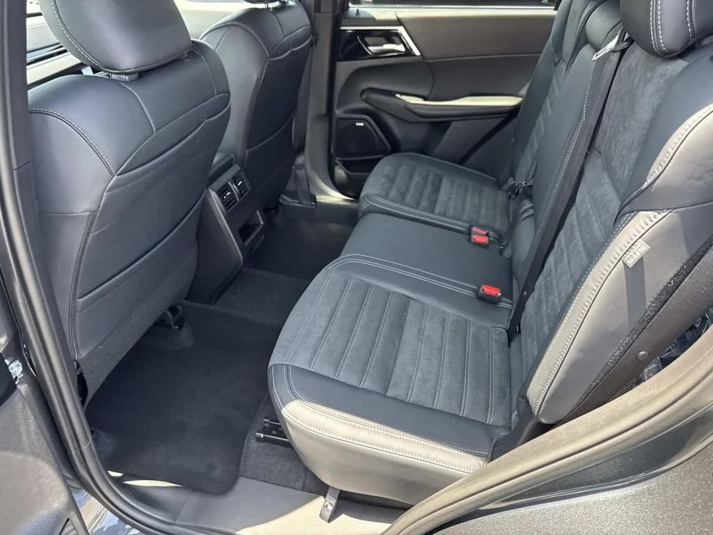 Mitsubishi Outlander SE FWD 2026 — side view