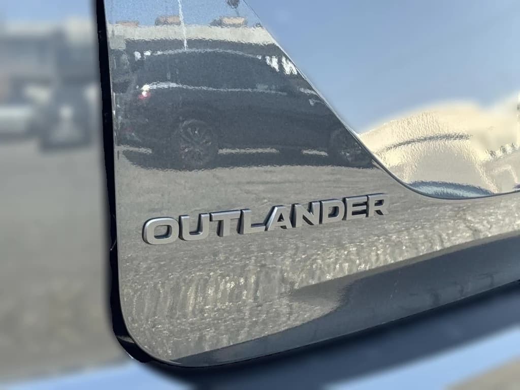 Mitsubishi Outlander SE FWD 2026 — side view