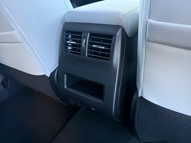 Mitsubishi Outlander SE FWD 2026 — side view