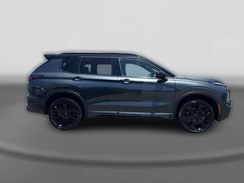Mitsubishi Outlander Black Edition FWD 2026 — side view