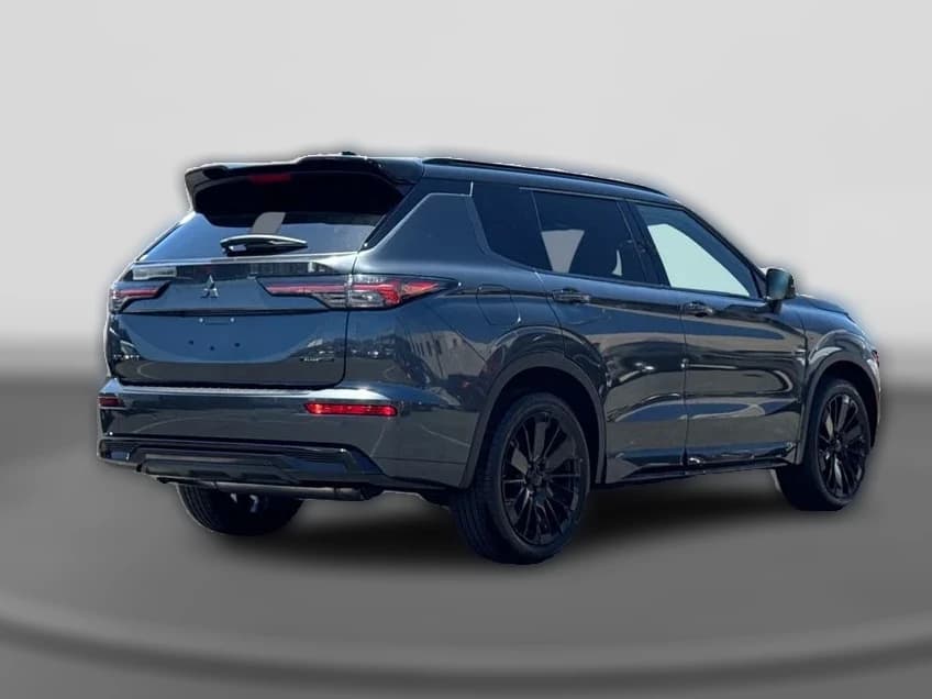 Mitsubishi Outlander Black Edition FWD 2026 — side view