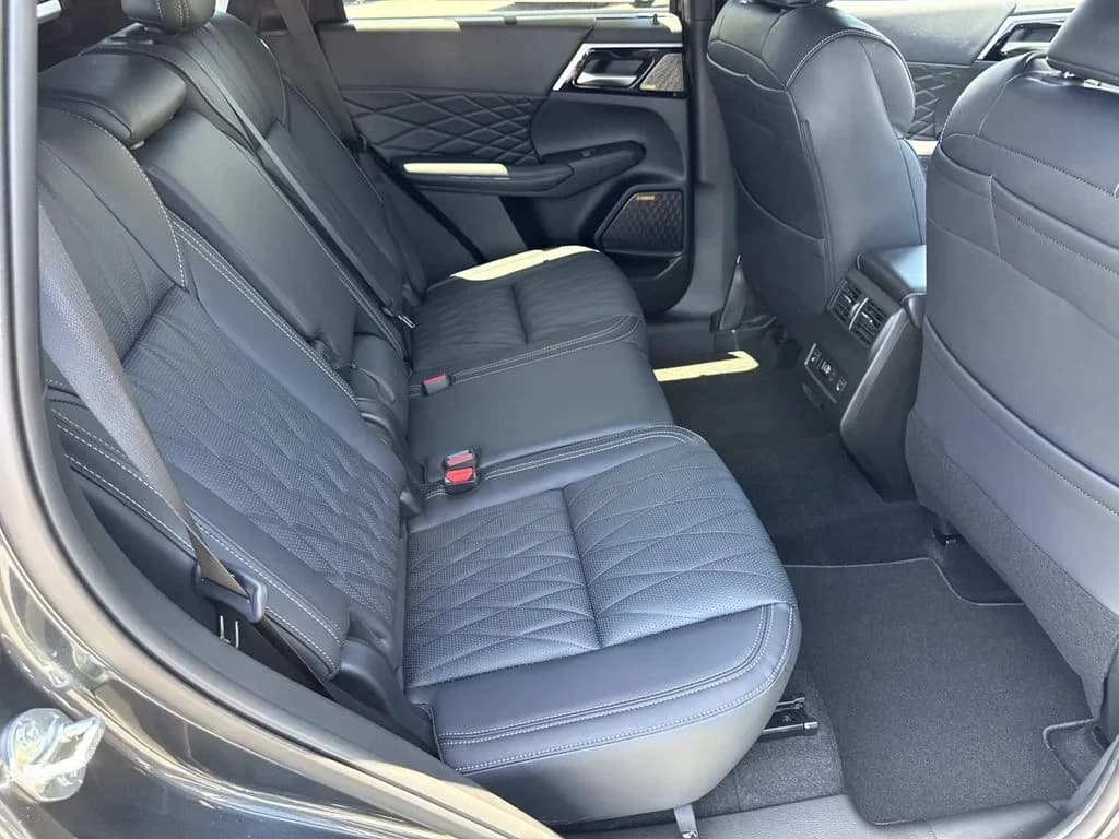 Mitsubishi Outlander Black Edition FWD 2026 — side view