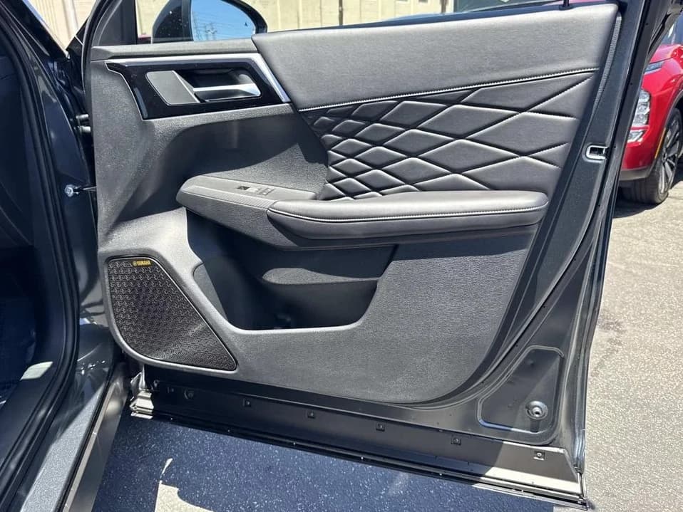 Mitsubishi Outlander Black Edition FWD 2026 — side view