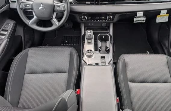 Mitsubishi Outlander ES S-AWC 2026 — side view