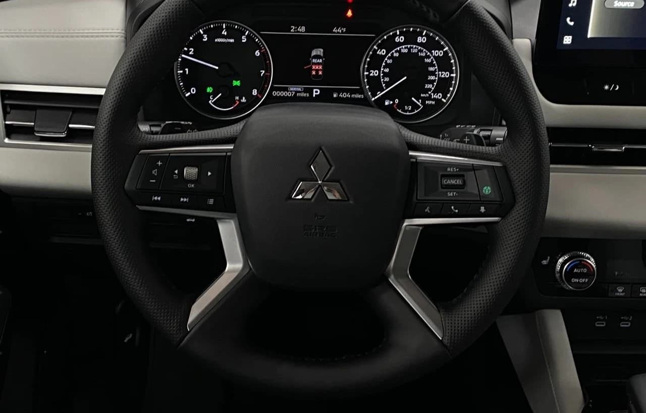 Mitsubishi Outlander SE S-AWC 2026 — side view