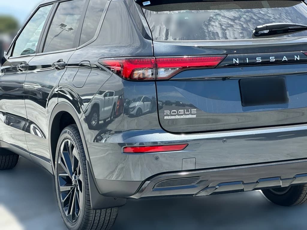 Nissan Rogue Plug-In Hybrid SL AWD 2026 — side view