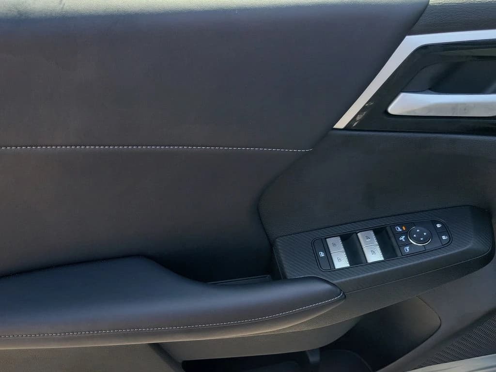 Nissan Rogue Plug-In Hybrid SL AWD 2026 — side view