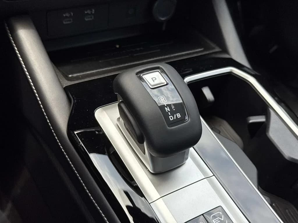 Mitsubishi Outlander Plug-In Hybrid SE S-AWC 2026 — side view