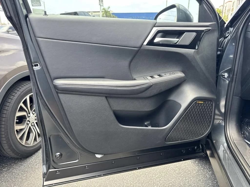 Mitsubishi Outlander Plug-In Hybrid SE S-AWC 2026 — side view
