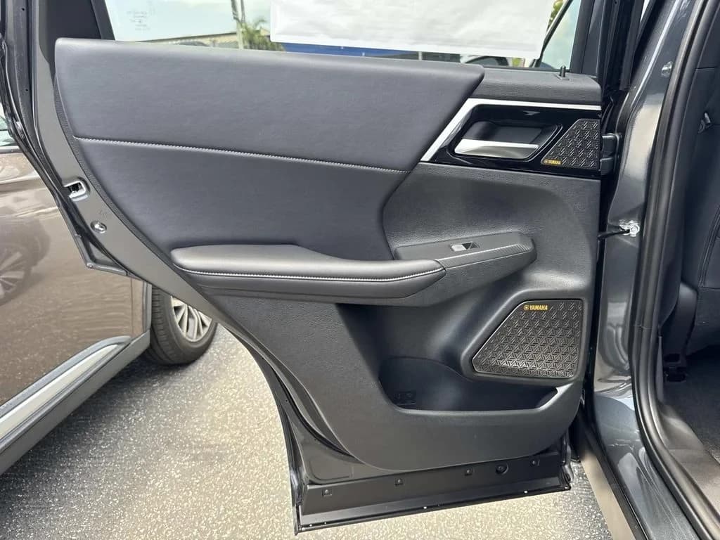 Mitsubishi Outlander Plug-In Hybrid SE S-AWC 2026 — side view