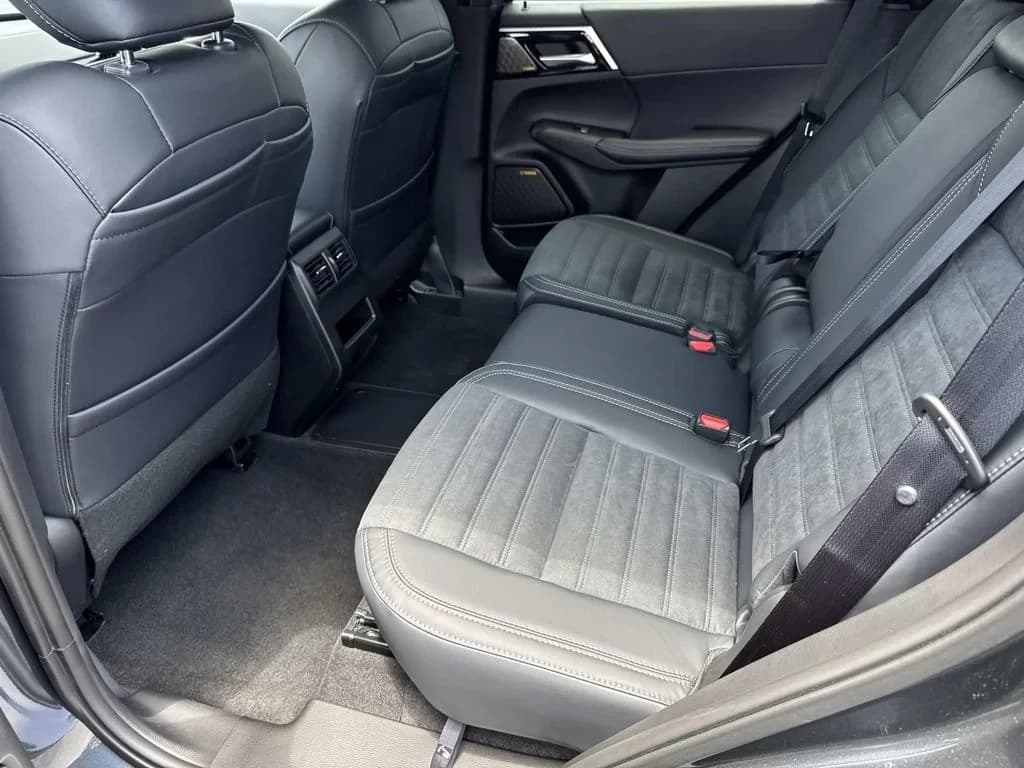 Mitsubishi Outlander Plug-In Hybrid SE S-AWC 2026 — side view