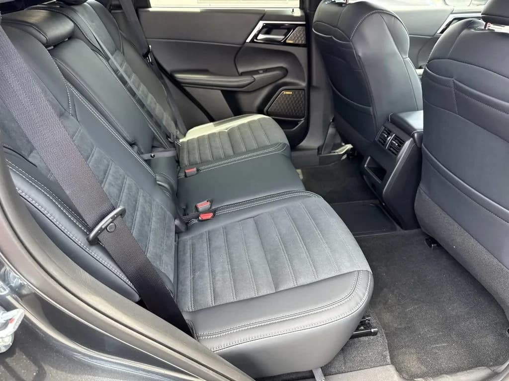 Mitsubishi Outlander Plug-In Hybrid SE S-AWC 2026 — side view