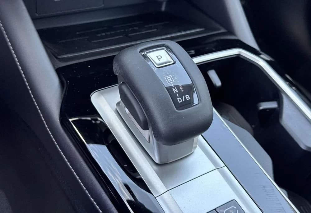 Mitsubishi Outlander Plug-In Hybrid SE S-AWC 2026 — side view