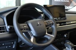 Mitsubishi Outlander Plug-In Hybrid SE S-AWC 2026 — side view