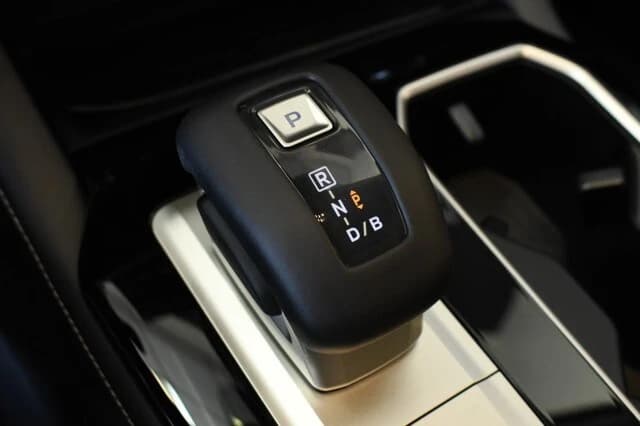 Mitsubishi Outlander Plug-In Hybrid SE S-AWC 2026 — side view