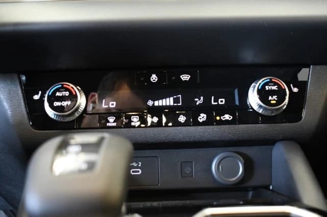 Mitsubishi Outlander Plug-In Hybrid SE S-AWC 2026 — side view