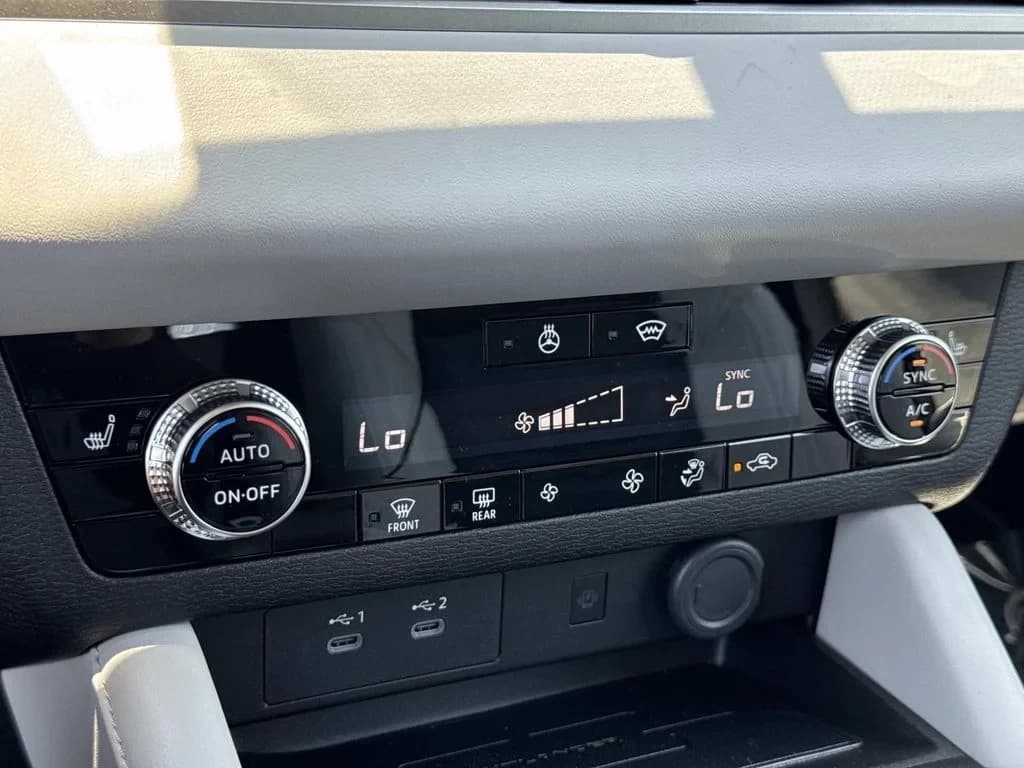 Mitsubishi Outlander Plug-In Hybrid SE S-AWC 2026 — side view