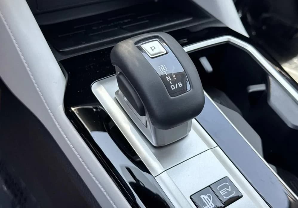 Mitsubishi Outlander Plug-In Hybrid SE S-AWC 2026 — side view