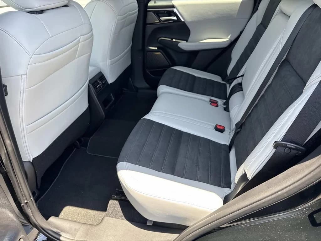 Mitsubishi Outlander Plug-In Hybrid SE S-AWC 2026 — side view