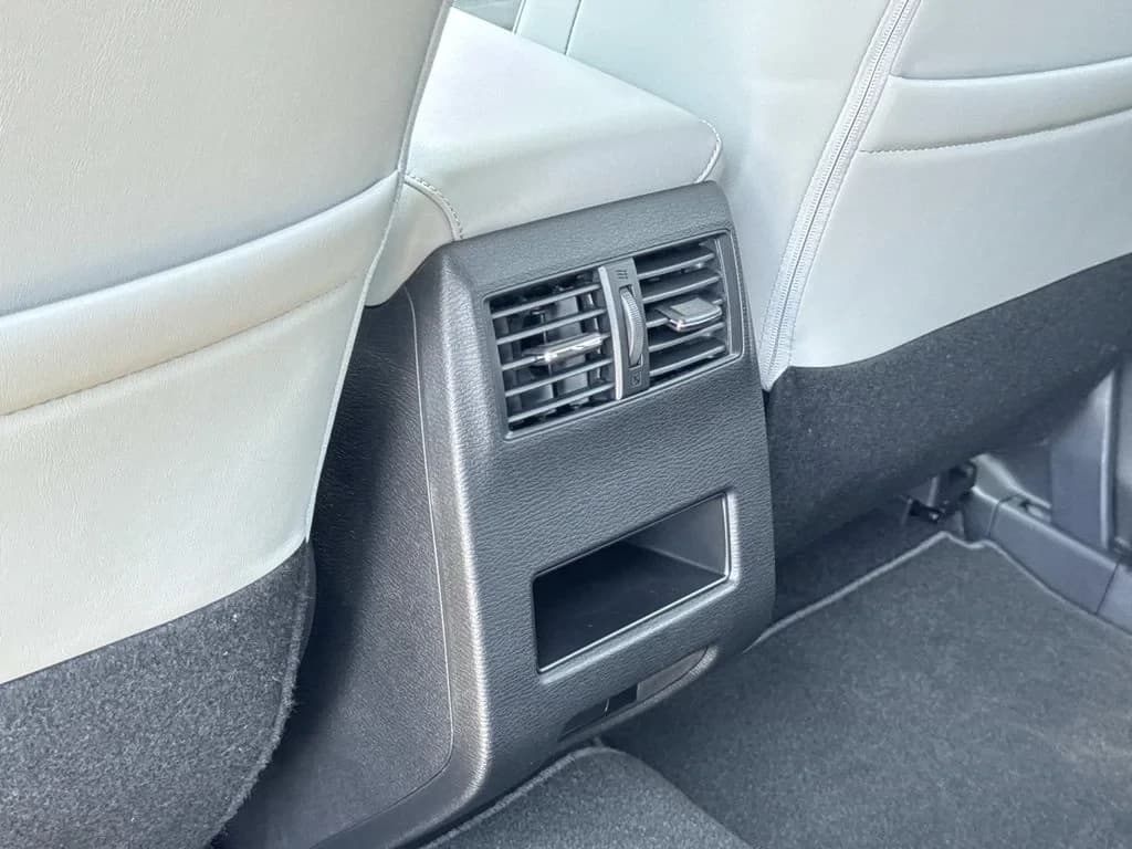 Mitsubishi Outlander Plug-In Hybrid SE S-AWC 2026 — side view