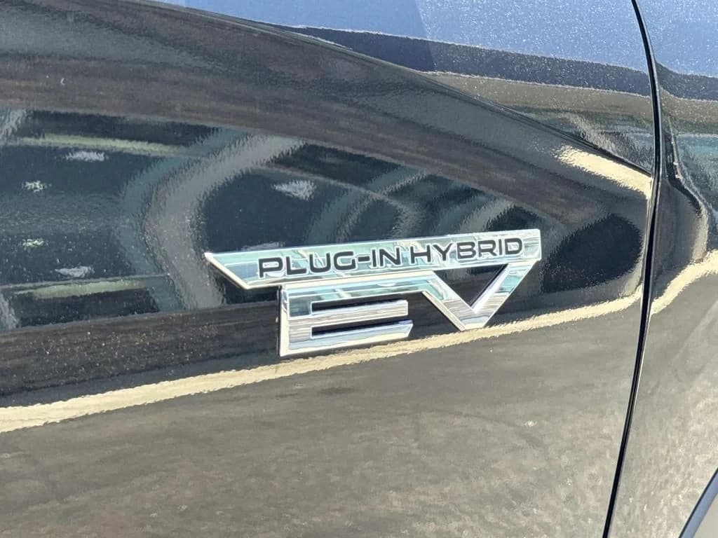 Mitsubishi Outlander Plug-In Hybrid SE S-AWC 2026 — side view