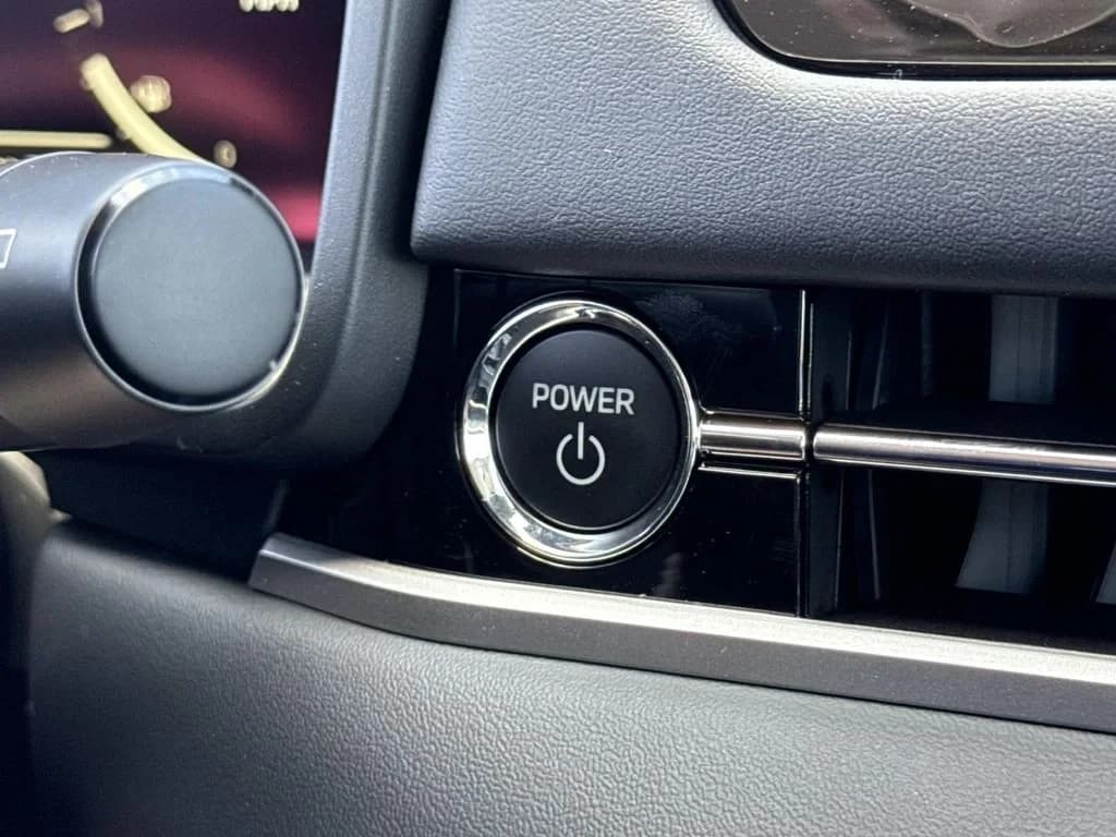 Mitsubishi Outlander Plug-In Hybrid SE S-AWC 2026 — side view