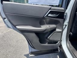 Mitsubishi Outlander Plug-In Hybrid SE S-AWC 2026 — side view
