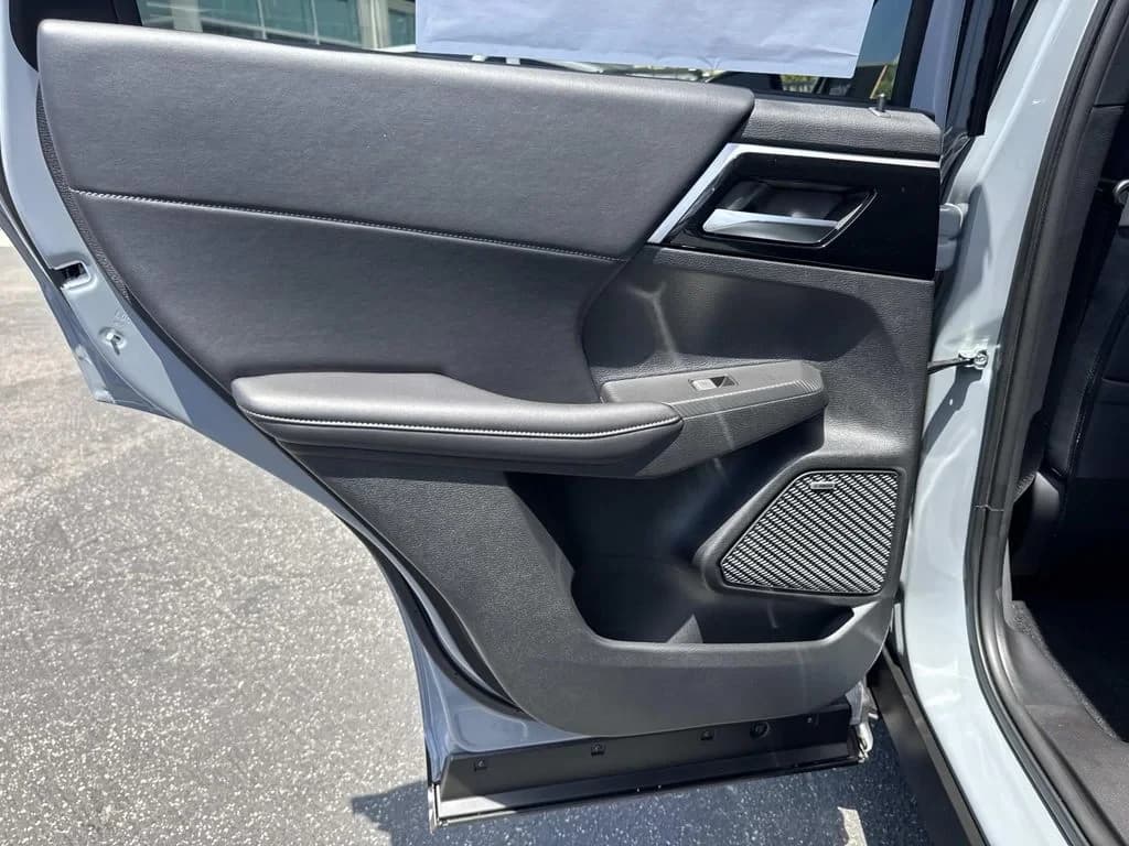 Mitsubishi Outlander Plug-In Hybrid SE S-AWC 2026 — side view