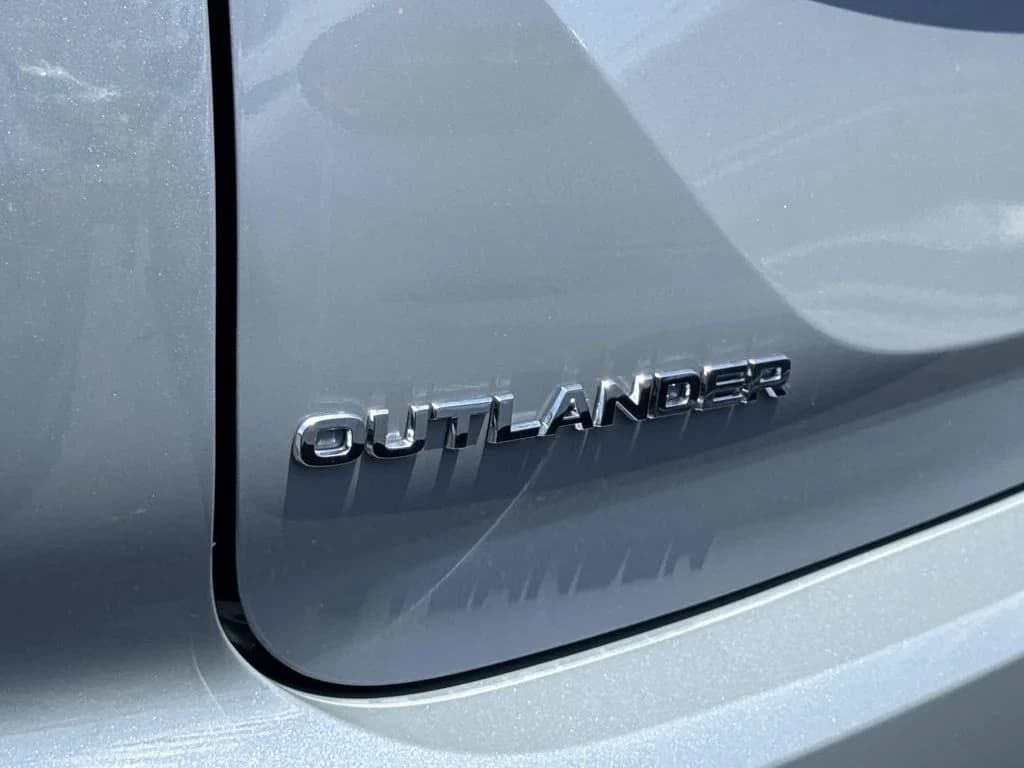 Mitsubishi Outlander Plug-In Hybrid SE S-AWC 2026 — side view