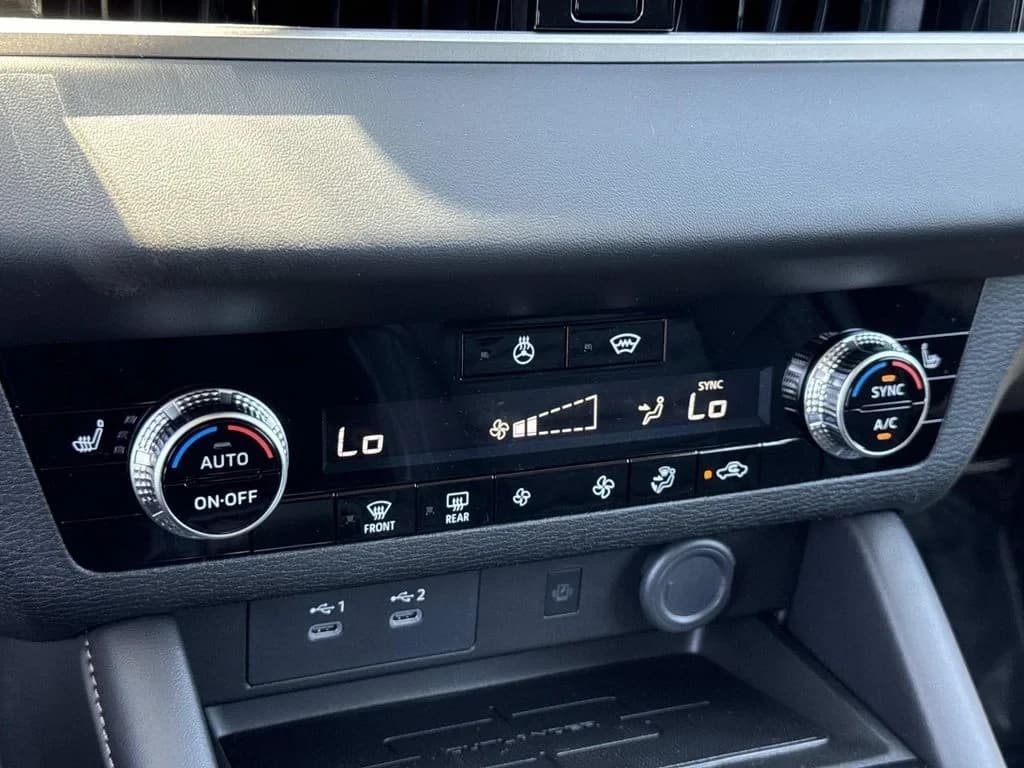 Mitsubishi Outlander Plug-In Hybrid SE S-AWC 2026 — side view