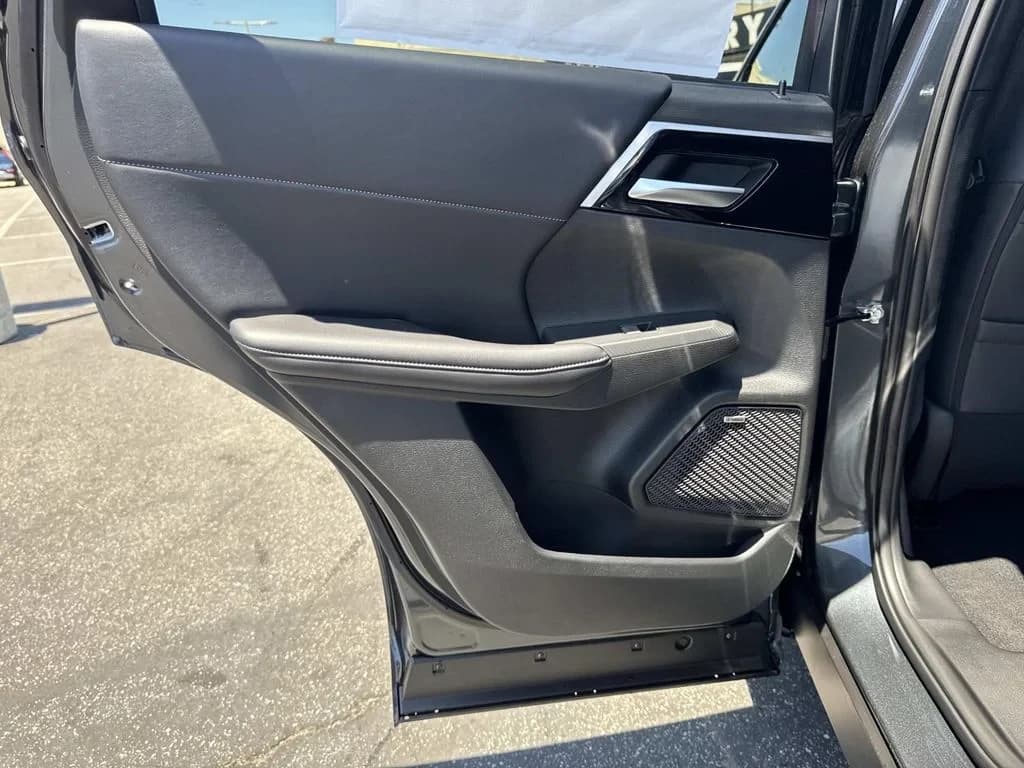 Mitsubishi Outlander Plug-In Hybrid SE S-AWC 2026 — side view