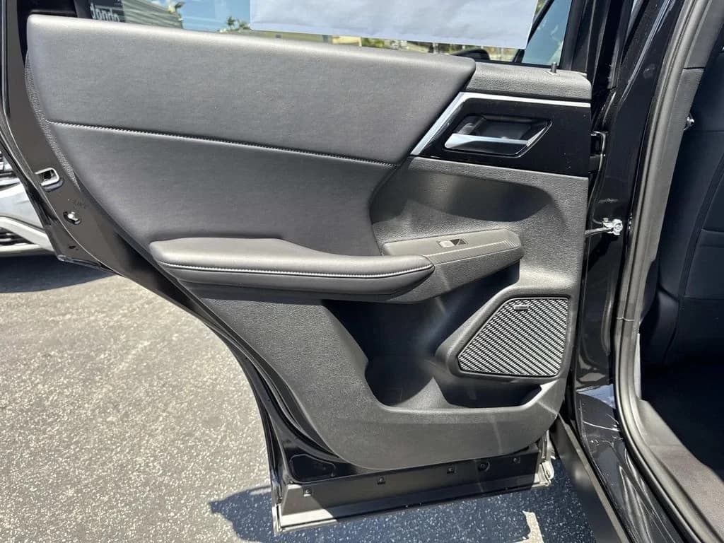 Mitsubishi Outlander Plug-In Hybrid SE S-AWC 2026 — side view