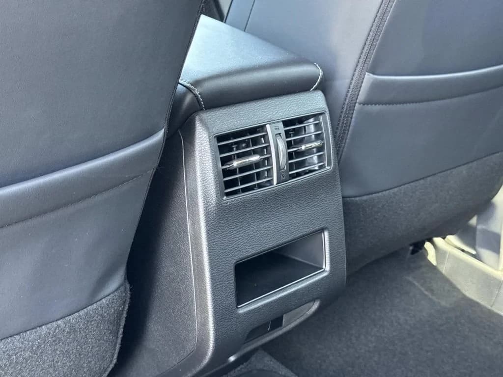 Mitsubishi Outlander Plug-In Hybrid SE S-AWC 2026 — side view