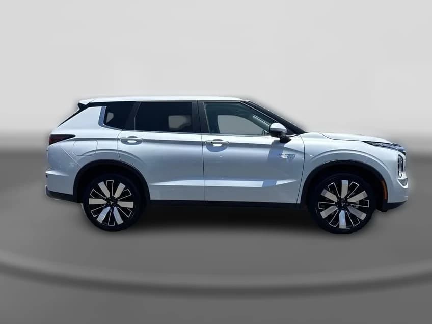 Mitsubishi Outlander Plug-In Hybrid SE S-AWC 2026 — side view