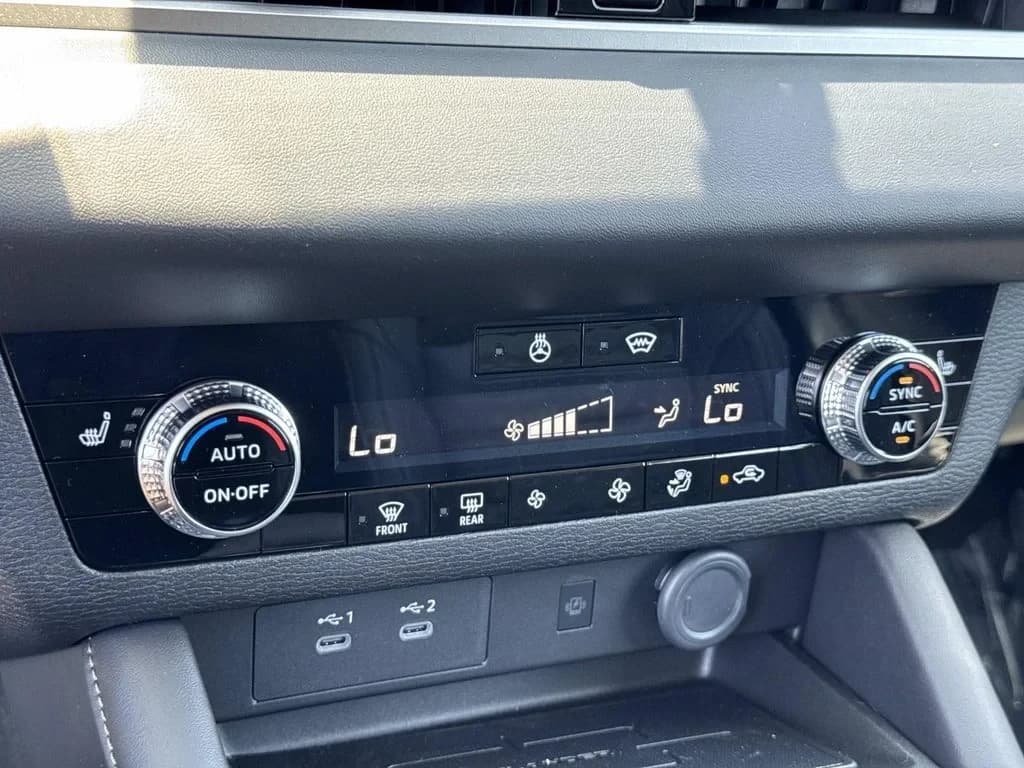 Mitsubishi Outlander Plug-In Hybrid SE S-AWC 2026 — side view