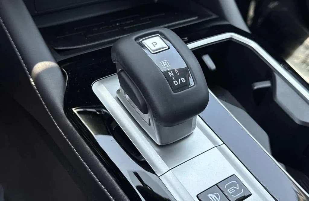 Mitsubishi Outlander Plug-In Hybrid SE S-AWC 2026 — side view