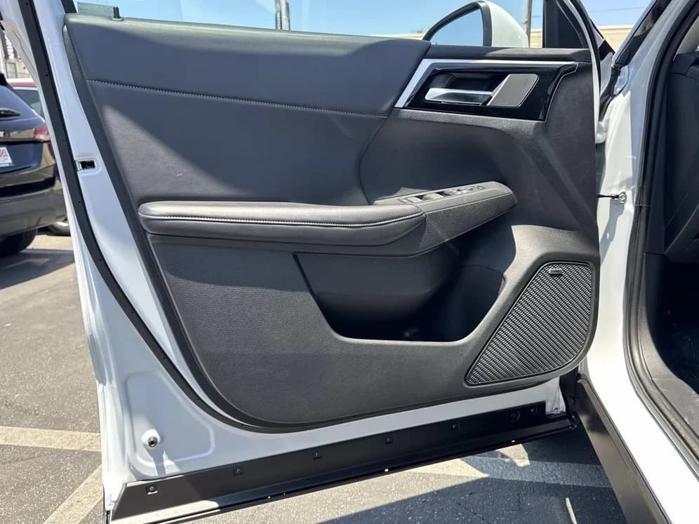 Mitsubishi Outlander Plug-In Hybrid SE S-AWC 2026 — side view