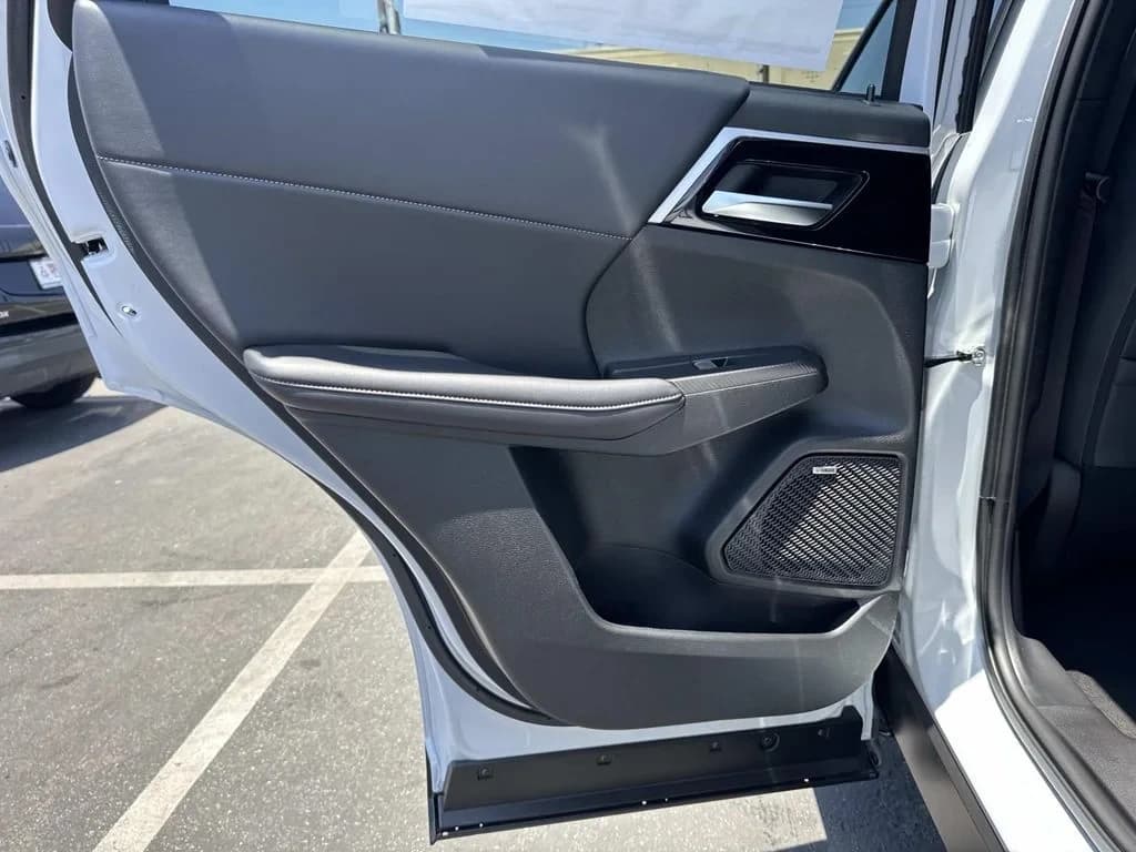 Mitsubishi Outlander Plug-In Hybrid SE S-AWC 2026 — side view
