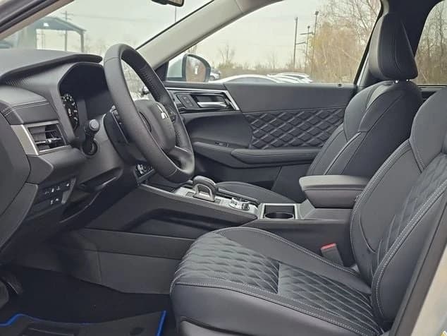 Mitsubishi Outlander Plug-In Hybrid SEL Black Edition S-AWC 2025 — side view