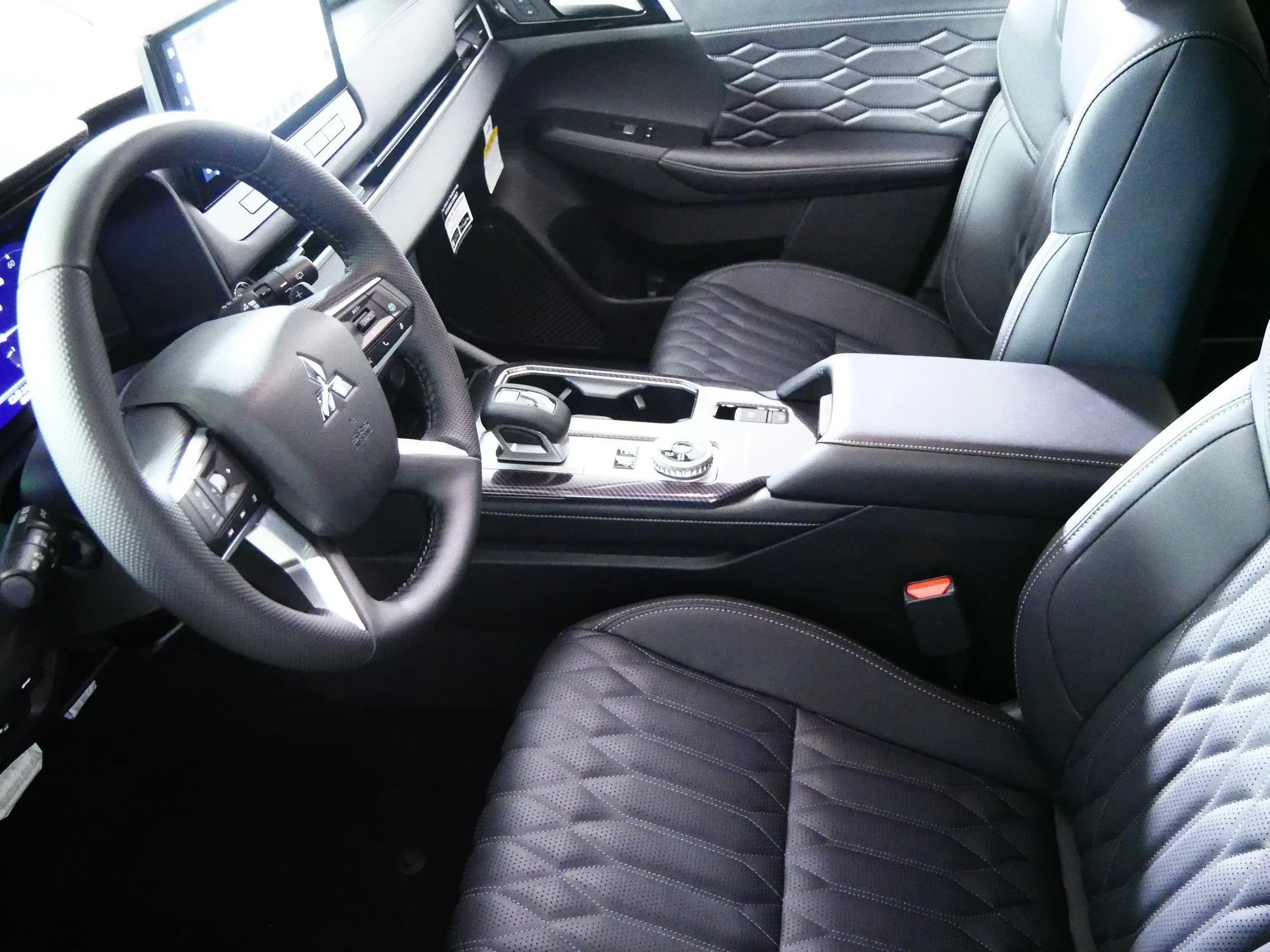Mitsubishi Outlander Plug-In Hybrid SEL S-AWC 2026 — side view